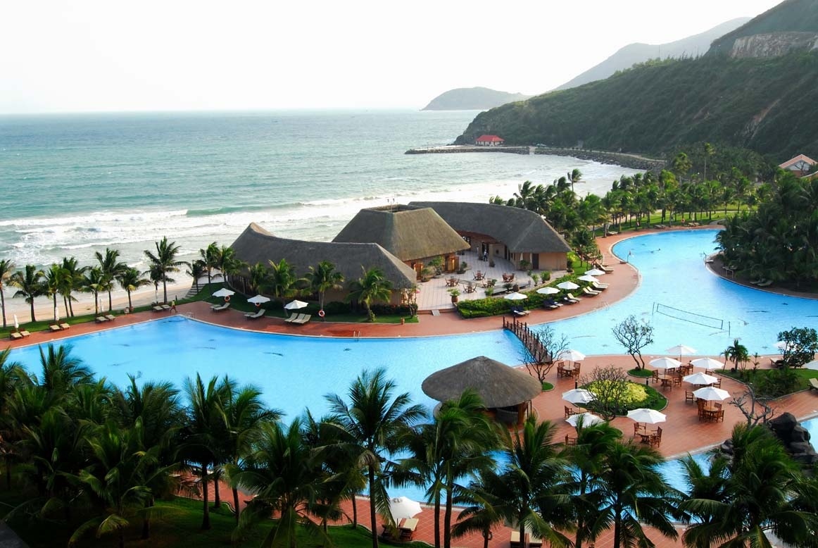  Vinpearl Resort Nha Trang (đảo Hòn Tre, Cầu Đá, Vĩnh Nguyên): Tọa lạc tại vị trí riêng biệt và đẹp nhất trên đảo Hòn Tre, hướng nhìn ra vịnh Nha Trang, một trong những vịnh biển đẹp nhất thế giới, Vinpearl Resort Nha Trang bao gồm 2 tòa nhà Excutive và Deluxe với 485 phòng, được thiết kế sang trọng, nội thất hiện đại theo tiêu chuẩn quốc tế 5 sao. Khu du lịch và tổ hợp khách sạn Vinpearl Nha Trang có nhiều loại phòng với mức độ sang trọng khác nhau, các phòng đều có ban công riêng và bàn ghế được làm bằng song mây. Ảnh: vietnamtours