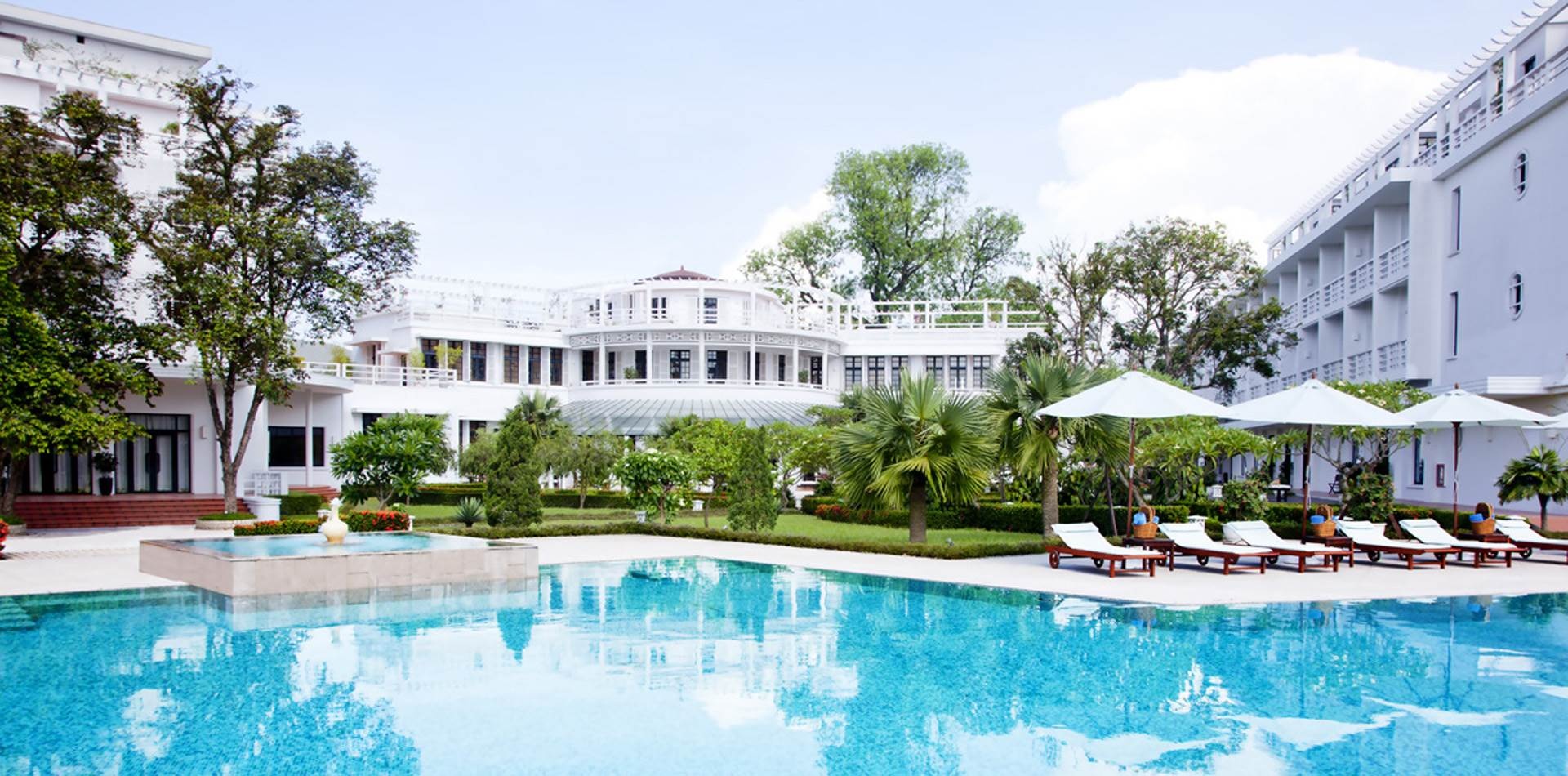 La Residence (5 Lê Lợi, Vĩnh Ninh): Từng là dinh thự của thống đốc Pháp vào những năm 1920, La Residence soi bóng bên dòng Hương Giang. Khách sạn bao gồm 122 phòng mang đậm dấu ấn của trào lưu nghệ thuật trang trí nhiệt đới art-deco. La Residence từng được độc giả CN Traveler bình chọn là top 20 khu nghỉ mát hàng đầu châu Á năm và lọt vào danh sách top 500 khách sạn tốt nhất thế giới do tạp chí Travel & Leisure bình chọn. Ảnh: LaResidence.