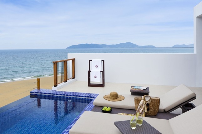 Angsana Lăng Cô (Lộc Vĩnh, Phú Lộc): Khu nghỉ dưỡng có vị trí hướng về phía biển Đông, tựa mình vào dãy Trường Sơn hùng vĩ. Angsana Lăng Cô là một trong những resort năm sao mới nhất tại khu vực này, với 229 phòng kiểu cách và phòng hạng sang, lý tưởng cho các cặp tình nhân, bạn bè, gia đình. Dọc khu resort là hồ nước ngoài trời uốn lượn dài 300 m. Ảnh: CN Traveler.