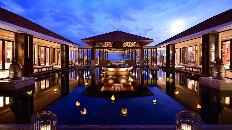 Banyan Tree Lăng Cô Resort (Lộc Vĩnh, Phú Lộc): Lấy cảm hứng từ di sản nghệ thuật của các triều đại vua chúa Việt Nam xưa, khu nghỉ dưỡng được xây dựng trên vịnh biển hình lưỡi liềm với 32 biệt thự hướng kênh đào 17 biệt thự hướng biển. Được thiết kế theo phong cách nhà truyền thống của Huế, lịch sử và văn hóa Việt Nam được tái hiện một cách sinh động qua các đồ trang trí nội thất như: tác phẩm điêu khắc bằng đá sa thạch Champa, trống đồng Đông Sơn, nghệ thuật thư pháp Việt Nam, tranh Đông Hồ... Ảnh: kiwicollection