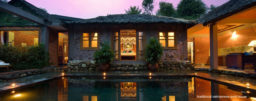 Pilgrimage Village Huế (130 Minh Mạng): Khu nghỉ dưỡng nằm ở một vùng ngoại ô yên tĩnh , gần với các địa danh lịch sử nổi tiếng. Pilgrimage Village có 99 phòng, mỗi phòng là một ngôi nhà riêng biệt, có vườn bao quanh và 2 ban công riêng hướng tầm nhìn ra hồ và quang cảnh đồng quê. Ảnh: Pilgrimage Village.