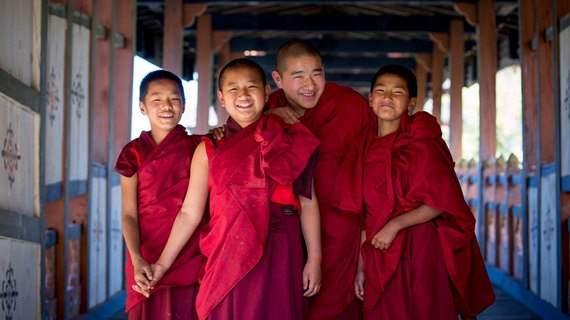 Hạnh phúc lan tỏa từ người bản địa: Đến những vùng đất mới, gặp những người dân địa phương luôn tươi cười và thân thiện, điều đó ngay lập tức có ảnh hưởng tích cực đối với bạn. Đặc biệt ở những nơi nghèo như Campuchia, Lào, khi nhìn thấy những nụ cười rạng rỡ của họ, bạn sẽ không còn cảm giác khó chịu ở những nơi đông đúc như đền Angkor Wat.