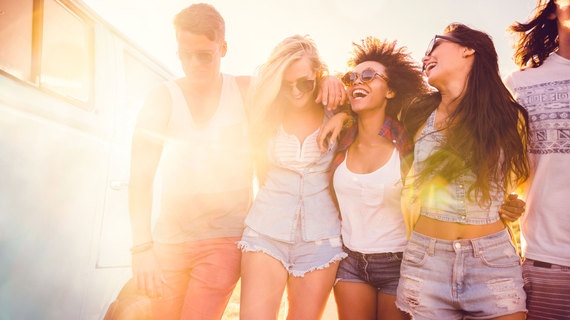 Kết bạn trên đường du lịch: Kết bạn trên đường du lịch bao giờ cũng dễ hơn ở nhà, bởi mọi người có thể thoải mái trò chuyện với người lạ và ranh giới bị xóa bỏ. Người bản địa tò mò muốn biết bạn từ đâu đến, các khách du lịch khác muốn uống bia cùng bạn, hoặc đi cùng taxi cho tiết kiệm. Sự tương tác này làm chúng ta cảm thấy vui vẻ hơn, tăng các mối quan hệ xã hội hơn, có cơ hội gặp gỡ và trò chuyện với nhiều người thú vị hơn. Điều đó cũng có nghĩa là chúng ta học hỏi được nhiều hơn.