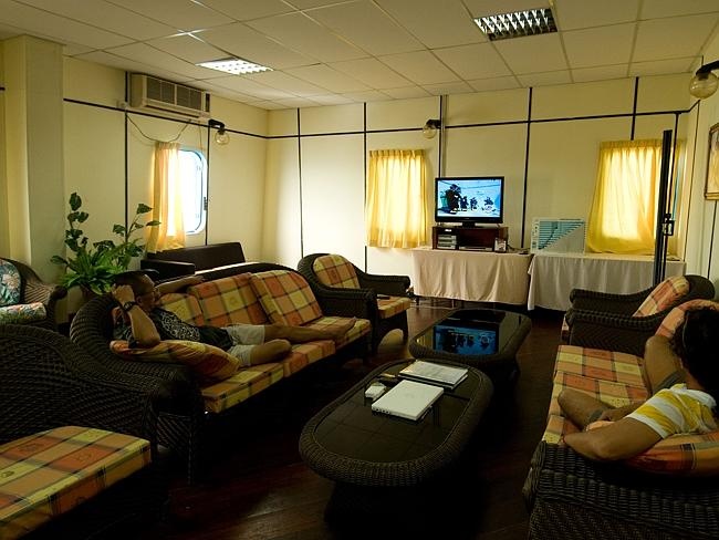 Giờ đây, khách sạn có 25 phòng đầy đủ tiện nghi, phòng chiếu phim, karaoke, bar, quầy hàng lưu niệm và phòng hội thảo.