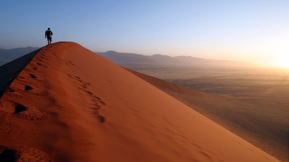 “Cai” mạng xã hội: Các trang mạng xã hội có cả mặt tốt lẫn mặt xấu. Tránh xa mạng xã hội mỗi lần đi du lịch là điều có ích cho bạn. Wifi giờ có ở khắp nơi, nhiều người vẫn luôn cắm mặt vào điện thoại, kiểm tra Twitter, lướt Facebook, đọc email… Khi đi du lịch, tốt nhất bạn nên tắt wifi, hoặc chọn những nơi không có wifi để khỏi mất thời gian vào mạng. Lúc đó, bạn sẽ thấy tự do rảnh rang khám phá những vùng đất mới mà không phải vướng bận bất cứ điều gì.