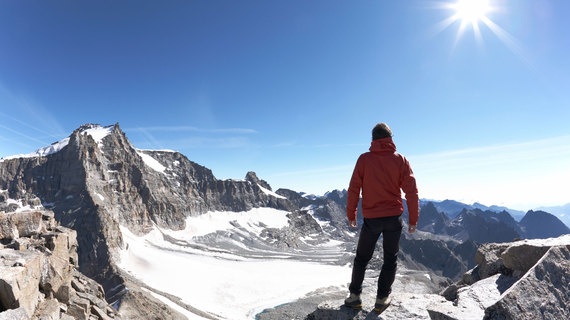 Những trải nghiệm đáng nhớ: Với hầu hết tất cả mọi người, du lịch là cơ hội có những trải nghiệm mới. Giây phút ngỡ ngàng khi chứng kiến cảnh mặt trời lặn trên biển, những tia nắng mặt trời chiếu xuyên qua tán lá rừng già, hoàng hôn chuyển màu trời tím sẫm… có thể đọng lại trong ký ức suốt đời. Trải nghiệm ở những vùng đất mới chính là kinh nghiệm sống quý giá, giúp bạn tự tin và hạnh phúc hơn.