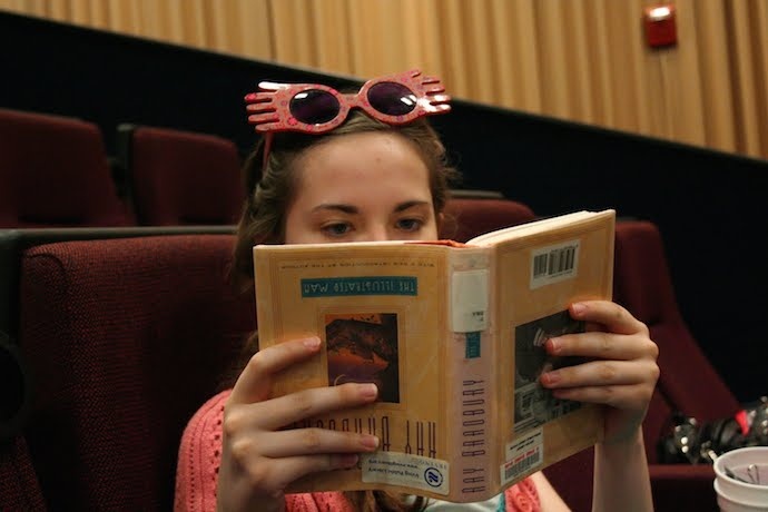 Giả vờ đọc sách: Người Mỹ thích ý tưởng đọc sách, nhưng họ ghét vì nó chiếm mất thời gian dành cho tivi và mạng xã hội. Bởi vậy, người Mỹ thường mua một cuốn sách rồi luôn mang bên mình để người khác nghĩ là họ đang đọc sách. Các quán cà phê ở Mỹ có nhiều người mang sách đến để trên bàn, nhưng lại bận rộn cắm mặt vào điện thoại. 