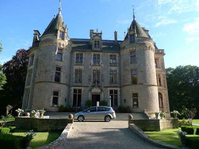 Thích nhà to: Một trong những ước mơ của người Mỹ là mua được một căn nhà thật lớn, cũng như việc sở hữu nhiều xe hay ăn những suất ăn lớn. Họ không mấy quan tâm về vị trí của ngôi nhà, mà chỉ muốn càng to càng tốt. Sau khi mua nhà, họ tiếp tục phàn nàn về chi phí đắt đỏ cho điều hòa nóng lạnh, hay cuối tuần nào cũng phải cắt cỏ làm vườn.