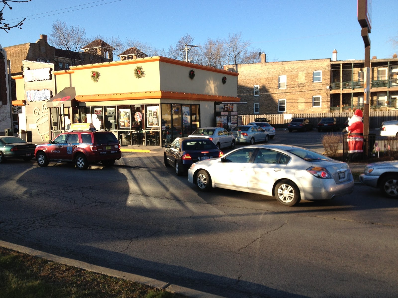 Nhiều ô tô: Hầu hết mỗi người dân Mỹ đều sở hữu một chiếc ô tô. Một gia đình có 2 con thường có ít nhất 2 ô tô. Nếu con cái đủ tuổi lái xe thì họ có thể sở hữu tới 4 chiếc. Giao thông công cộng không phổ biến tại Mỹ. Mặc dù có rất nhiều xe, nhưng người Mỹ vẫn hay phàn nàn rằng giá xăng dầu và ô nhiễm môi trường phá hỏng cuộc sống của họ.