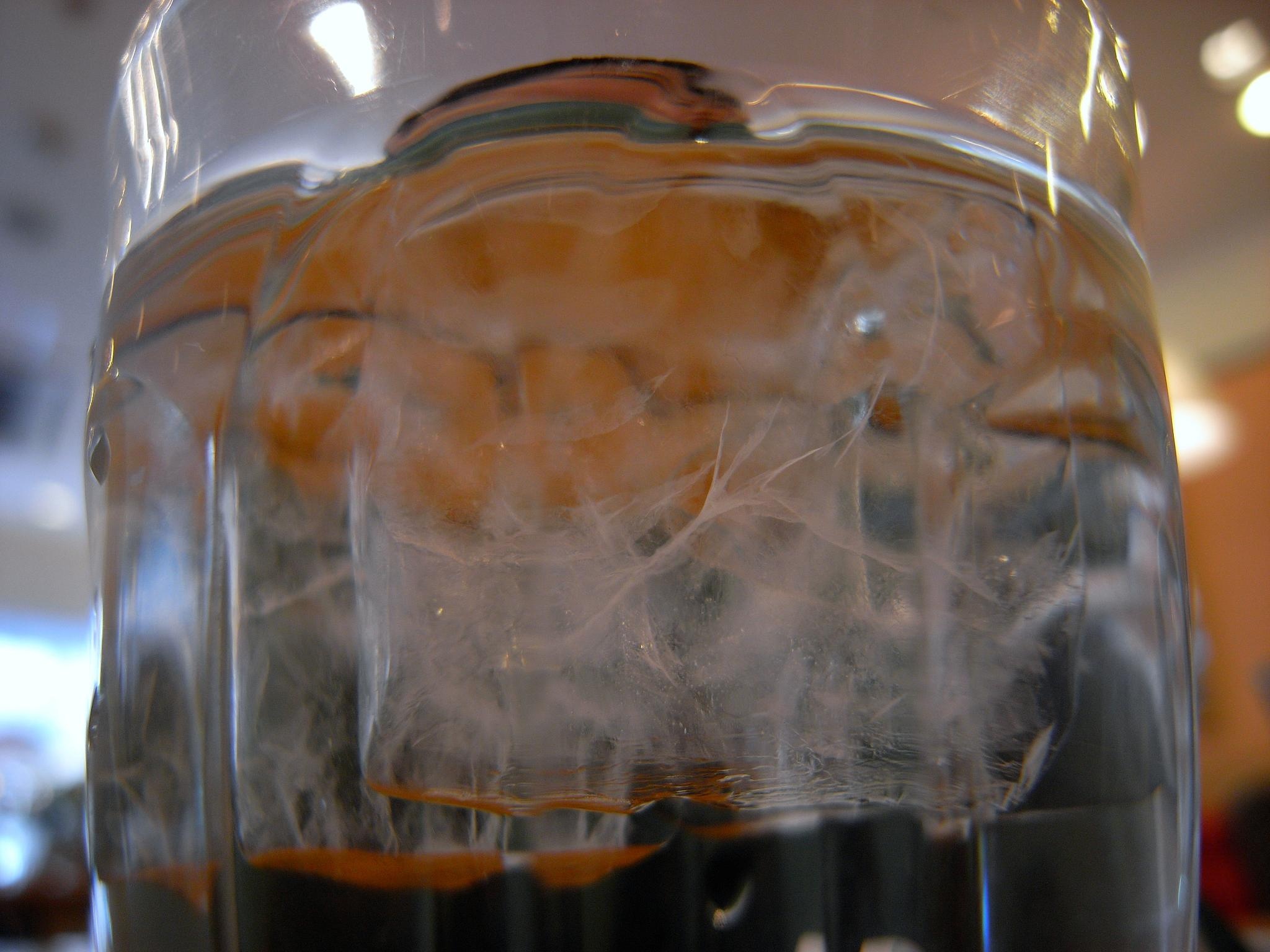 Thích cho đá vào đồ uống: Người Mỹ rất thích đá, họ cho đá vào tất cả các loại đồ uống như nước, soda, bia… Các nhà hàng nhờ thế có thể thu lãi vì khách hàng luôn chỉ thích thêm đá.