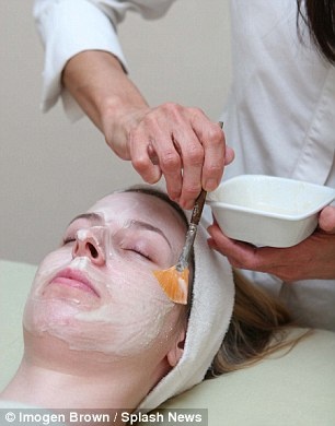 Đắp mặt nạ bằng phân chim: Còn được gọi là mặt nạ Geisha, liệu pháp chăm sóc sắc đẹp này dùng phân chim sơn ca tiệt trùng để loại vi khuẩn khỏi da và tẩy da chết. Các geisha ở Nhật Bản áp dụng cách làm đẹp này trong nhiều thế kỷ. Victoria Beckham là fan của liệu pháp mặt nạ phân chim, giá một lần sử dụng dịch vụ là <abbr class=