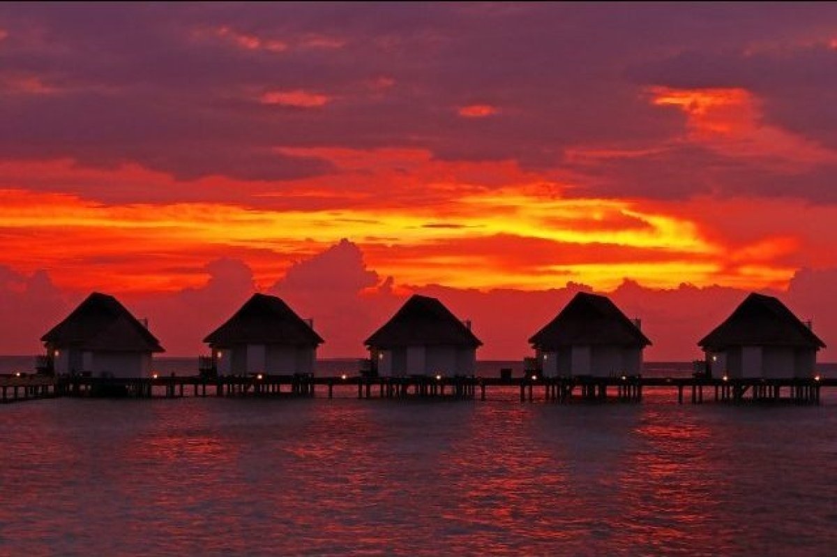 Quần đảo Maldives: Thiên đường nhiệt đới này là quần thể gồm 1.000 hòn đảo, trong đó 200 hòn đảo có dân cư sinh sống, 105 hòn đảo là các khu nghỉ dưỡng. Những rặng san hô đầy màu sắc, những bãi biển cát trắng phau, và đặc biệt là cảnh hoàng hôn tráng lệ là “đặc sản” của Maldives. Lặn dưới làn nước trong vắt xung quanh đảo, bay trực thăng để nhìn toàn cảnh từ trên cao, hay đơn giản là ngồi trên bãi biển ngắm mặt trời lặn ở đây là trải nghiệm bất cứ du khách nào cũng ao ước có được.