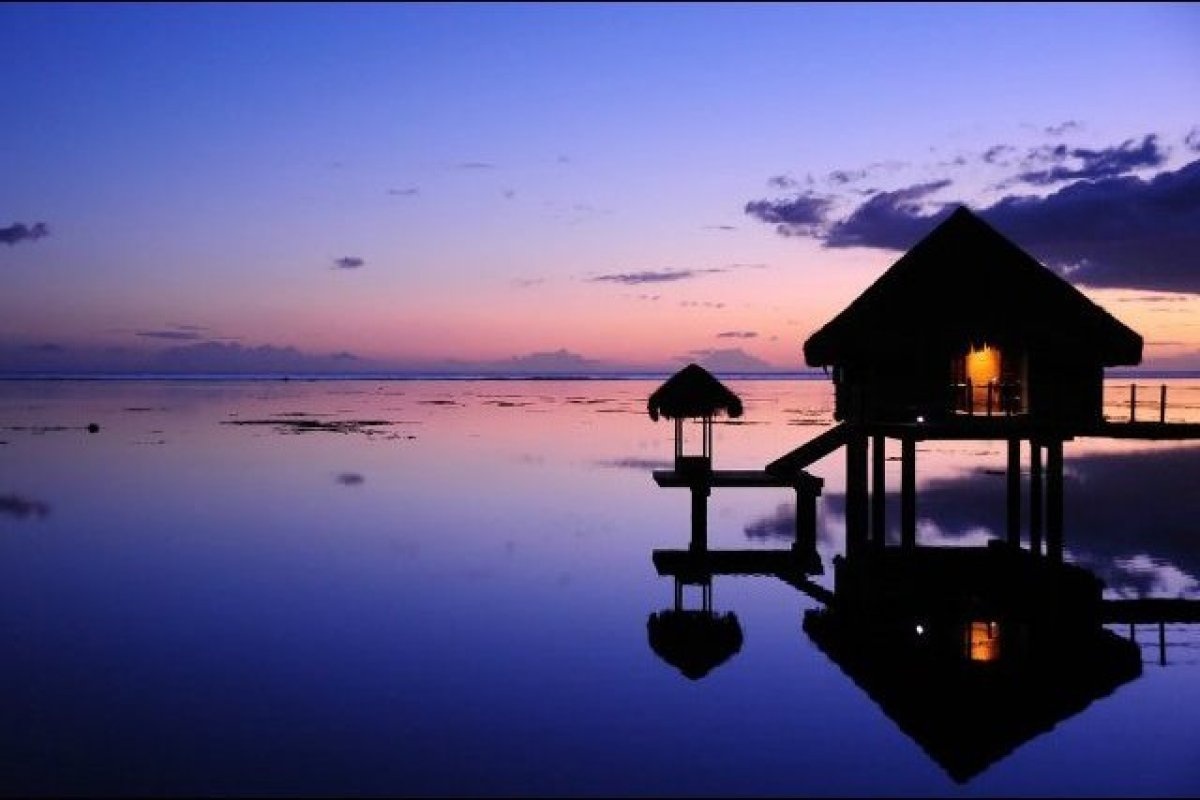 Bora Bora, Tahiti: Cái tên Bora Bora làm người ta liên tưởng ngay đến vùng biển trong như pha lê, những khu bungalow nằm trên mặt biển, và những dãy núi mờ ảo phía chân trời. Một đặc ân thiên nhiên ban tặng Bora Bora là cảnh hoàng hôn. Du khách có thể ngắm mặt trời lặn từ trên đảo, hoặc trên những du thuyền sang trọng.