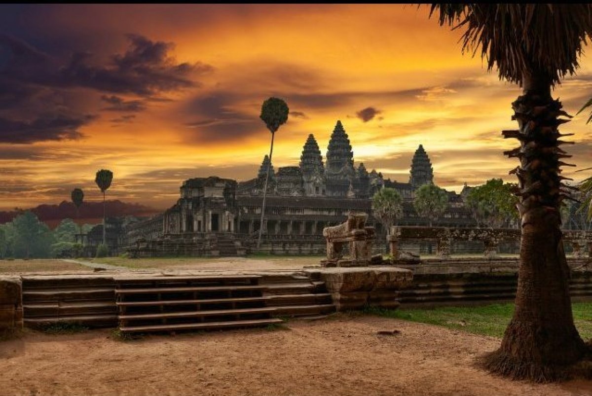 Angkor Wat, Campuchia: Quần thể đền đài được UNESCO công nhận là di sản thế giới được xây dựng từ thế kỷ 12. Cảnh mặt trời trút ánh nắng cuối ngày trên thành quách để lại ấn tượng khó quên trong lòng du khách.
