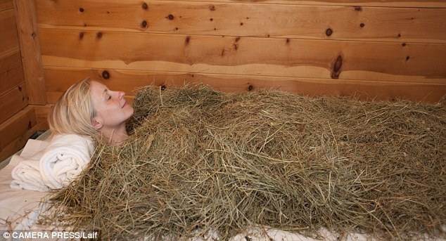 Trải nghiệm cảm giác như trong bụng mẹ: Tiệm spa ở khu nghỉ dưỡng Lopesan Costa Meloneras cung cấp phòng “tử cung”, cho phép khách hàng thư giãn và được bao bọc trong một không gian mô phỏng bụng người mẹ đang mang thai. Giá dịch vụ từ 39 bảng Anh.