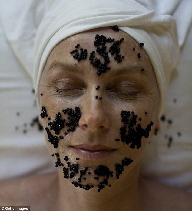 Đắp mặt bằng trứng cá hồi: Liệu pháp Caviar Firming của khách sạn Cavalieri, Rome dùng trứng cá hồi nâng cơ mặt và bổ sung dưỡng chất cho da, và massage toàn thân bằng trứng cá hồi để cung cấp năng lượng cho cơ thể. Giá dịch vụ là 185 bảng Anh/ 90 phút.