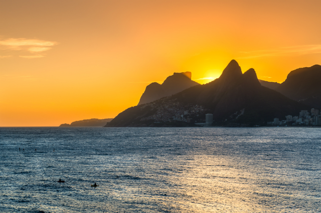 Bãi biển Ipanema, Brazil: Bãi biển nổi tiếng ở Rio de Janeiro từng được dùng làm tên bài hát trong thập niên 60. Ipanema có quang cảnh hoàng hôn vô cùng lãng mạn, khi mặt trời e ấp lặn xuống sau dãy núi trên mặt biển lấp lánh.