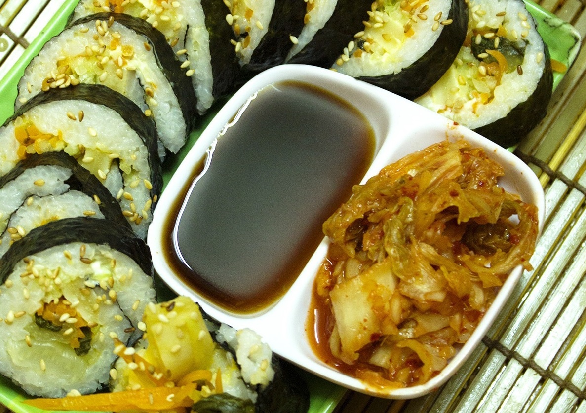 4 buoc lam mon kimbap Han Quoc tuyet ngon hinh anh