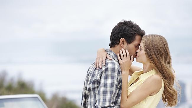 Ngoi lang An Do cam du khach hon nhau hinh anh