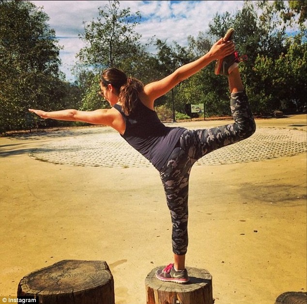 Ngôi sao của Glee Lea Michele khoe tư thế yoga thăng bằng khi du lịch tại Studio City, California.