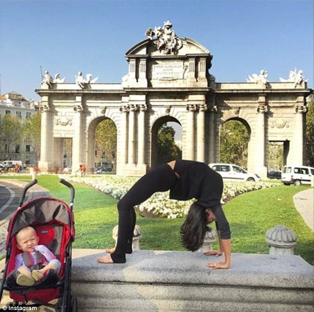 Hilaria Baldwin khoe tư thế cây cầu khi con ngồi đợi mẹ một cách kiên nhẫn trong xe đẩy.