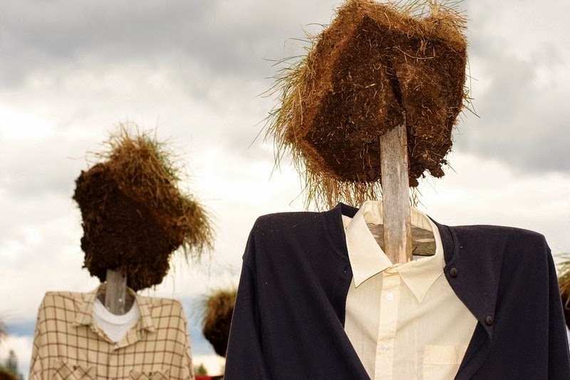 Bù nhìn được làm bằng than và gỗ.