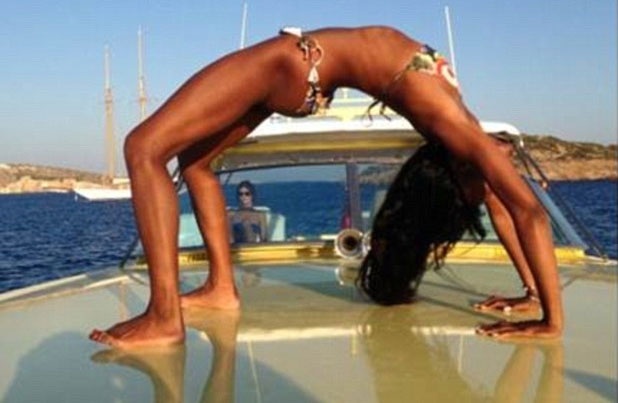 Sao Hollywood tao dang yoga sexy hinh anh