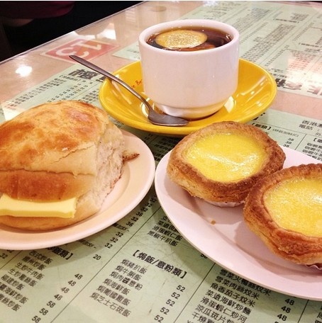 15h: Trà chiều kiểu Hong Kong thường phục vụ món bánh ngọt và một ly trà sữa đặc lúc 15h15. Quán cà phê Honolulu nổi tiếng với loại bánh trứng và các loại bánh ngọt. Bạn hãy thử món bor lor yau, một món bánh táo với lớp bơ dày nằm giữa lớp bánh mì mềm mại. Bánh này thực ra không có táo, mà cái tên này để mô tả phần vỏ ngọt giòn tan.