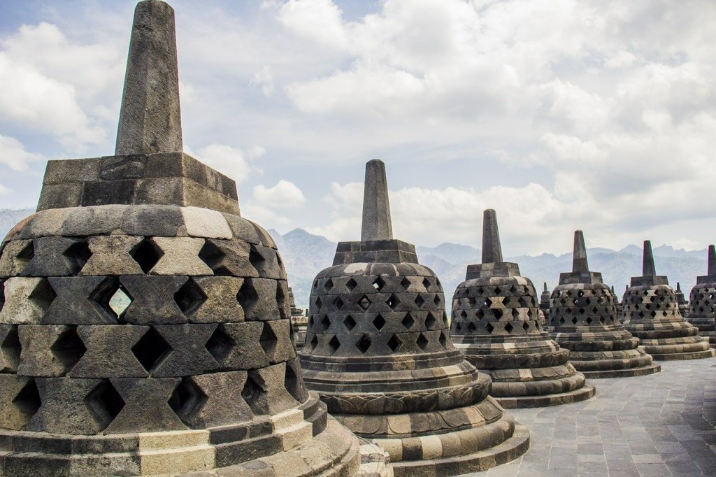 Borobudur: Đây là ngọn tháp phù đồ Phật giáo lớn ở miền trung đảo Java, Indonesia. Borobudur được dựng vào khoảng thế kỷ thứ 8 - 9 dưới vương triều Sailendra vốn sùng đạo Phật. Sau khi vương triều Phật giáo Sailendra sụp đổ, khu vực này bị bỏ hoang và lãng quên trong suốt 10 thế kỷ. Vào năm 1814, một phái đoàn các nhà khoa học châu Âu, do chính quyền thuộc địa Hà Lan ở Indonesia cử đến, mới tiến hành nghiên cứu và tu bổ lại ngôi đền. Cấu trúc ngôi phù đồ gồm 12 nền lộ thiên to, nhỏ, vuông, tròn xen kẽ, chồng lên nhau tạo thành một khối cao 42 m. Các bậc thềm từ tầng 1 đến tầng 9 được phủ kín những phù điêu, chạm trổ công phu, mô tả về cuộc đời của đức Phật Thích Ca Mầu Ni, các Bồ Tát và các vị đã giác ngộ Phật pháp, và cả những cảnh trên niết bàn hay dưới địa ngục…