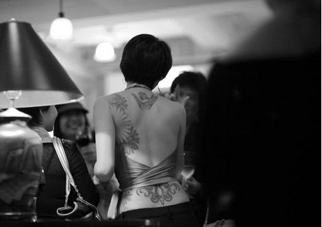 16h: Nếu bạn muốn lưu giữ kỷ niệm mãi mãi về thành phố này, bạn có thể đến các hiệu xăm nghệ thuật như hiệu Sze C để có một hình xăm như ý.