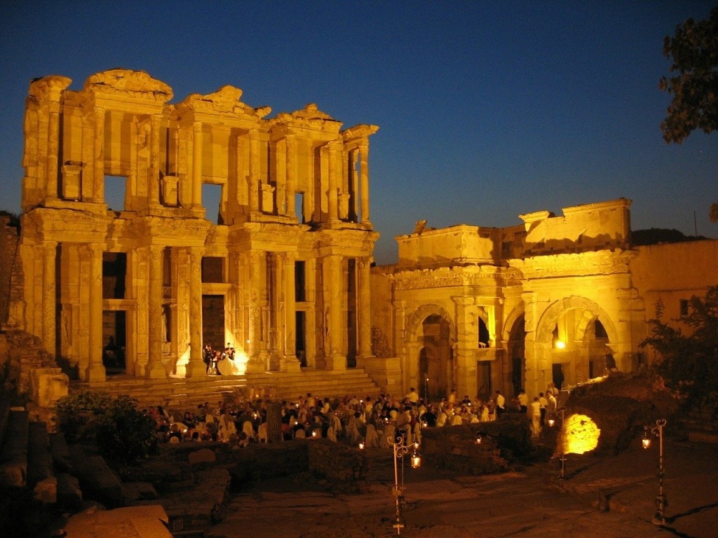 Ephesus: Nằm ở Thổ Nhĩ Kỳ, nơi đây khởi đầu là một cảng thương mại trên vùng duyên hải Ionia. Ephesus được xây dựng từ thế kỷ thứ 10 trước công nguyên. Thành phố trở nên thịnh vượng sau khi thuộc quyền kiểm soát của cộng hòa La Mã trong năm 129 trước công nguyên. Ước tính, Ephesus có dân số từ 33.600 - 56.000 người trong thời cộng hòa La Mã, và là thành phố lớn thứ 3 của vùng Tiểu Á thuộc La Mã, sau 2 thành phố Sardis và Alexandria Troas.
