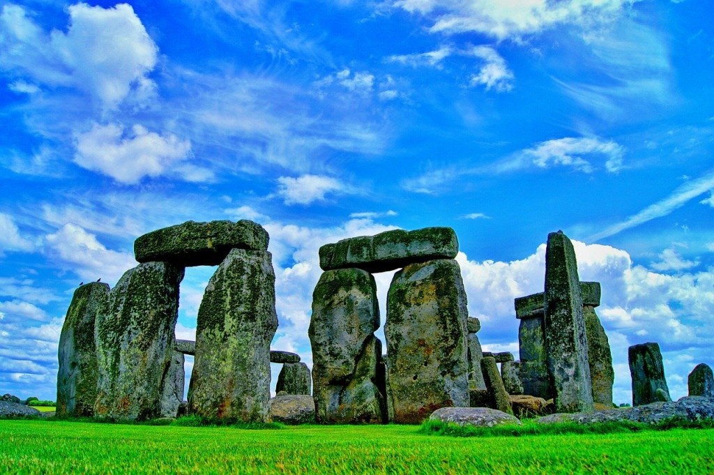 Stonehenge: Địa danh hoang tàn ở Anh này luôn là một trong những bí mật của thế giới. Những cuộc khai quật gần đây cho thấy Stonehenge còn là nơi chôn cất một thời. Đây còn được cho là địa danh tôn giáo do hướng tới chu kỳ mặt trời. Mỗi phiến đá ở đây nặng tới 45 tấn, được xếp chồng lên nhau mà không hề sử dụng xe kéo.