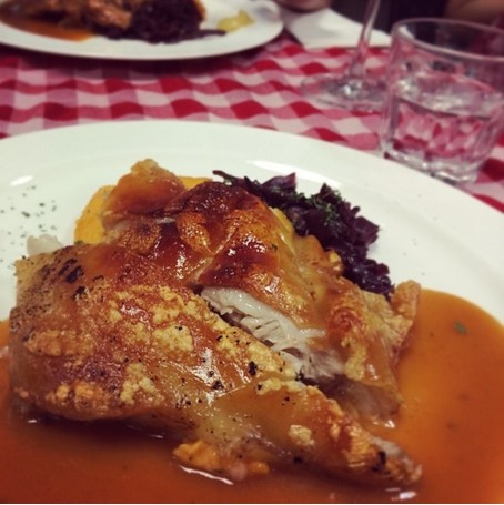 19h: Ăn tối tại ABC Kitchen ở khu Sheung Wan với đồ ăn kiểu Âu. Món lợn sữa giòn hay các loại hải sản được phục vụ trên những chiếc bàn trải khăn kẻ ca rô đỏ sẽ là trải nghiệm thú vị cho du khách.