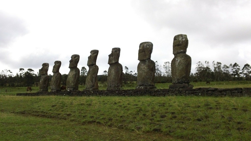 Tượng Moai: Đảo Easter, Chile là một trong những hòn đảo bị cách ly nổi tiếng với những bức tượng Moai do người Polynesia chạm khắc những năm 1250 – 1500 sau công nguyên. Tất cả các bức tượng đều được chế tạo từ đá nguyên khối, có nghĩa được tạc từ một tảng duy nhất. Moai lớn nhất từng được dựng lên là 