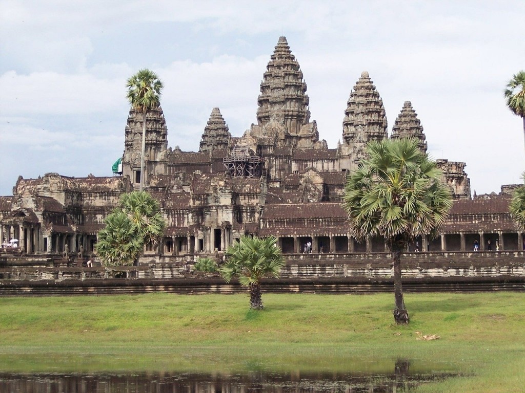 Đền Angkor Wat: Đền được xem là công trình tưởng niệm tôn giáo đơn lẻ lớn nhất thế giới, có diện tích hơn 400 km vuông. Ngôi đền chính được xây từ năm 1113 đến 1150 bởi vua Suryavarman II và ngày nay xuất hiện trên cờ của Campuchia.