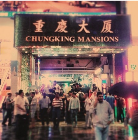 21h: Khám phá khu Chungking Mansions với những nhà hàng Ấn Độ, các nhà nghỉ loại rẻ và bối cảnh phim Chungking Express nổi tiếng của đạo diễn Vương Gia Vệ.