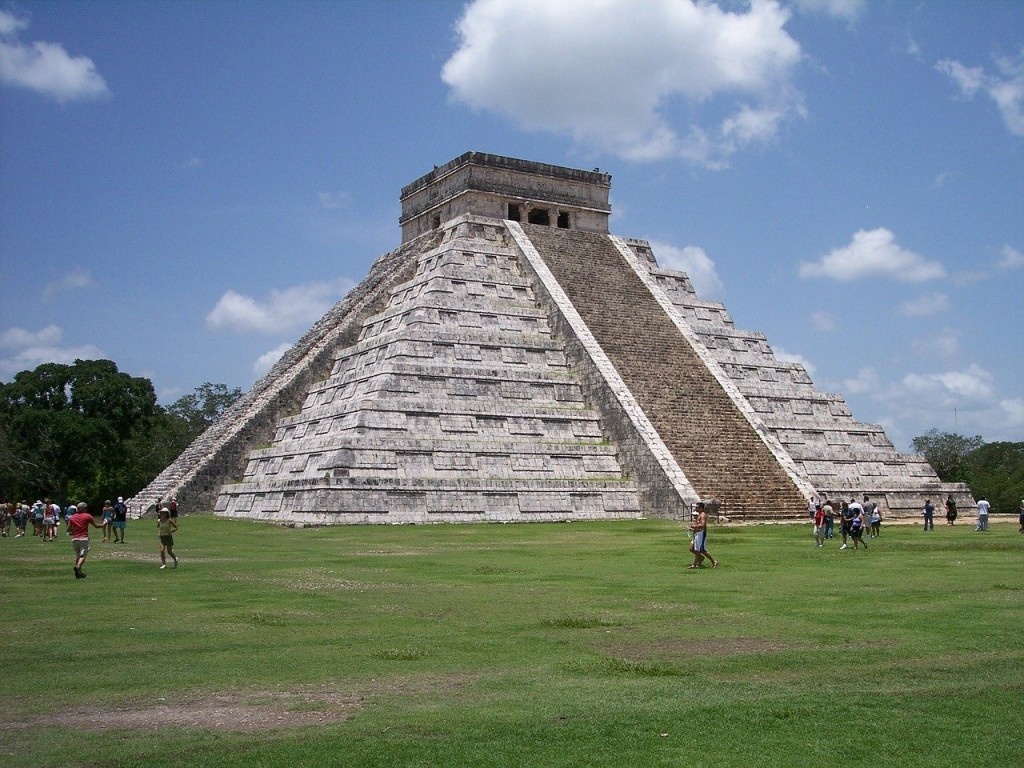 Chichen Itza: Nằm ở phía bắc bán đảo Yucatan, Chichen Itza là một trong những thành phố lớn nhất của người Maya với diện tích hơn 5 km2. Ngoài những ngôi đền nhấp nhô, ở đây còn có những bồn tắm hơi, san bóng và hố tự nhiên.