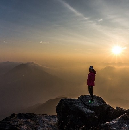 6h: Ngắm mặt trời mọc ở South Lantau. Bạn có thể ở tại nhà nghỉ Ngong Ping Youth đêm trước đó rồi đi bộ lên đỉnh Lantau là nơi lý tưởng nhất ngắm cảnh bình minh tuyệt đẹp.