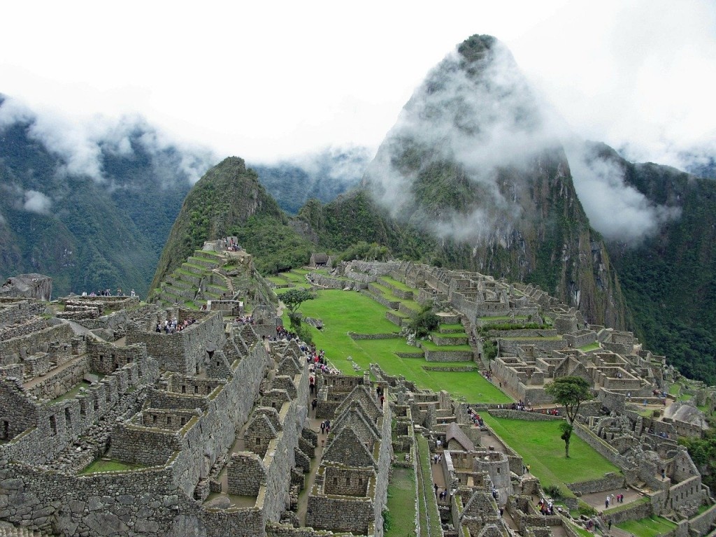 Machu Picchu: Nằm trên dãy núi cao ở Peru, thành phố mất tích của người Inca được sử gia người Mỹ Hiram Bingham phát hiện vào năm 1911. Nơi này ẩn náu trong những khu rừng trong thời kỳ Tây Ban Nha chinh phục Nam Mỹ. Kể từ đó, Machu Picchu đã trở thành một điểm thu hút khách du lịch quan trọng nhất ở Peru, là biểu tượng quen thuộc nhất của thế giới Inca.
