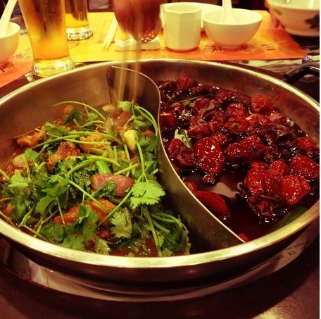 1h: Ăn lẩu Tứ Xuyên tại nhà hàng San Xi Lou Imperial Banquet với nước lẩu đậm đặc nóng hổi cùng món thịt bò, bánh bao ngon tuyệt. Nhà hàng mở đến 2h sáng.