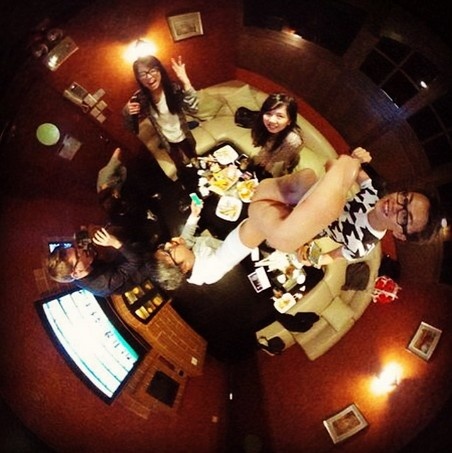 2h:  Hát karaoke ở nhà hàng Neway CEO ở vịnh Causeway, một trong những nơi nổi tiếng nhất với rất nhiều bài hát tiếng Anh. Karaoke là loại hình giải trí được ưa chuộng ở xứ cảng thơm.