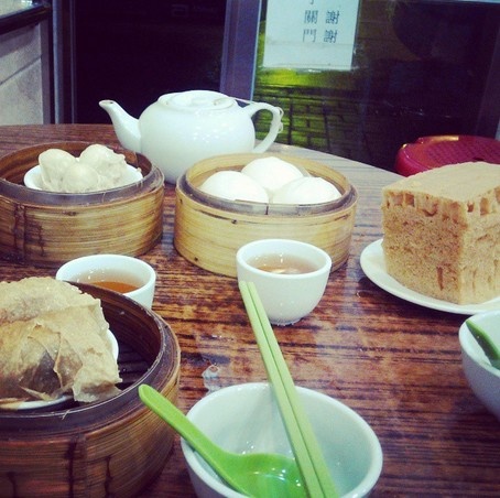 3h: Ăn bánh bao ở nhà hàng Sun Hing, Kennedy Town, mở lúc 3h sáng, phục vụ đông đảo người lao động, sinh viên và các “cú đêm” thuộc mọi tầng lớp.