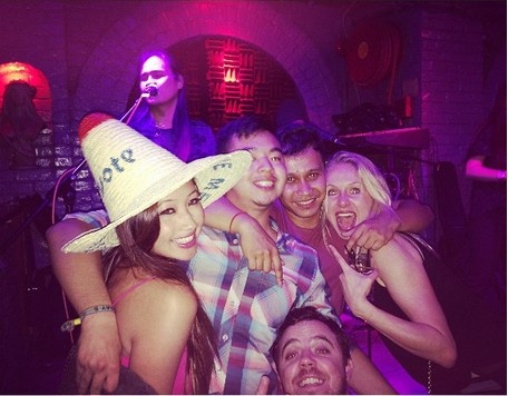 4h: Đi nhảy tại Dusk Till Dawn ở Wan Chai, mở 24h với ban nhạc sống cùng các bản nhạc rock cổ điển tưng bừng suốt đêm.