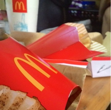 5h: Khi đã mệt nhoài sau 24h không nghỉ, bạn có thể gọi đồ ăn McDonalds giao tận nhà. McDonalds Hong Kong hoạt động 24h, số điện thoại: 2338-2338.