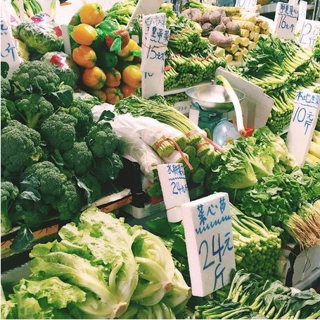 8h: Đi chợ vào buổi sáng là thời điểm tuyệt nhất để khám phá cuộc sống của người địa phương. Mọi người thường đổ đến đây vào buổi sáng để mua được những thực phẩm tươi ngon nhất. Ở quận nào cũng có chợ, nhưng chợ trời Graham Street ở khu trung tâm là lâu đời và tấp nập nhất Hong Kong.