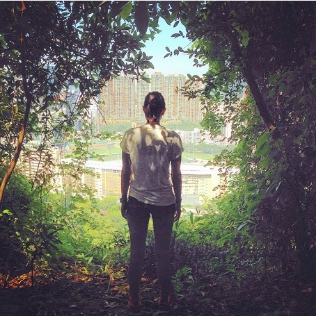 9h: Đi bộ ở đường Bowen, một con đường dài 4 km từ MidLevels tới Happy Valley. Con đường này rất quen thuộc với những người chạy bộ hoặc dắt chó đi dạo do rợp bóng cây xanh và có thể ngắm đảo Hong Kong cùng những địa danh lịch sử dọc đường.