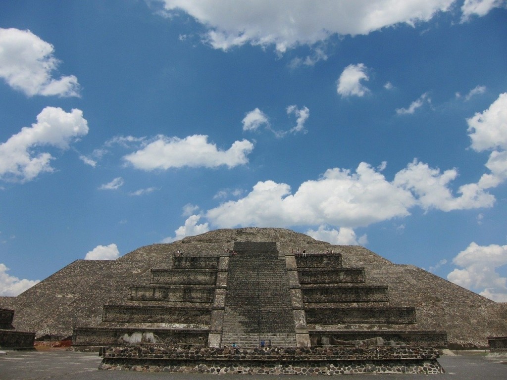 Teotihuacan: Nằm ở phía đông bắc Mexico City, đây là một trong những khu kim tự tháp lớn nhất và được bảo tồn nguyên vẹn nhất thời tiền Colombia. Teotihuacan có kim tự tháp Mặt Trời và kim tự tháp Mặt Trăng. Năm 1987, UNESCO đã công nhận thành phố Teotihuacan là di sản thế giới. 