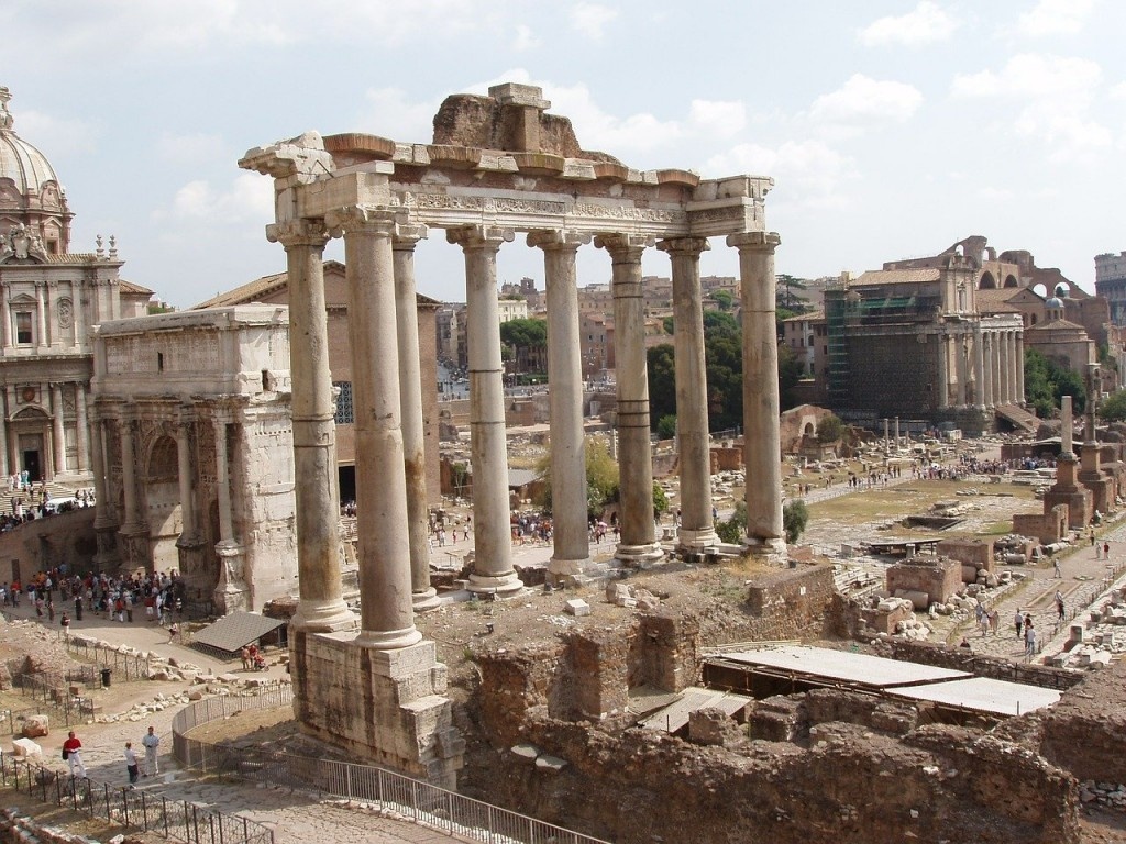 Quảng trường La Mã: Vào thế kỷ 5 trước công nguyên, quảng trường La Mã (Roman Forum) là khu trung tâm hành chính, tôn giáo, chính trị và thương mại của La Mã. Đây là nơi nghị viện bàn thảo luật lệ, tổ chức các phiên tòa xử án, các buổi tế lễ, cầu nguyện hay đám tang các vị chức sắc quan trọng. 