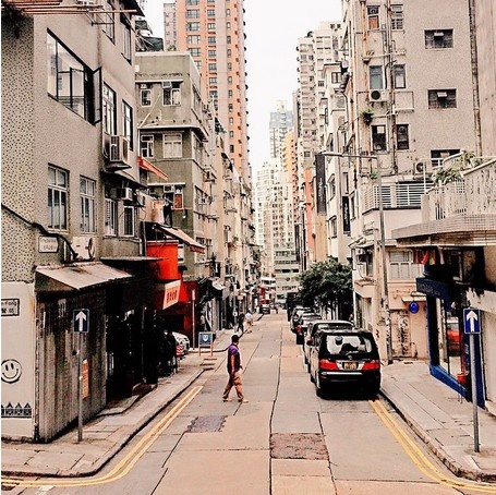 11h: Khám phá PoHo: Nằm ở phía tây SoHo, PoHo là nơi dành cho những người yêu thích nghệ thuật với nhiều quán cà phê dễ thương cùng các phòng tranh trưng bày. Khu vực này có nhiều tòa nhà cổ, những cửa hàng in ấn truyền thống, khác hẳn khu cao ốc trung tâm.