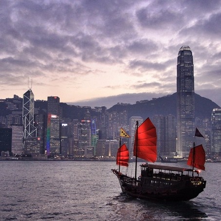12h: Đi thuyền Aqualuna, loại thuyền truyền thống của Trung Quốc với cánh buồm đỏ thắm, ngắm toàn cảnh Hong Kong. Tour đi thuyền thường từ trưa đến 16h từ thứ hai đến thứ 6, tour thuyền đêm phục vụ cả 7 ngày trong tuần.